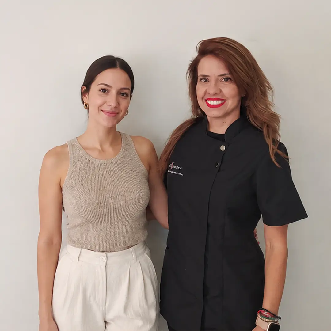 Profesional de medicina estética de Cosmédica Tenerife durante una consulta