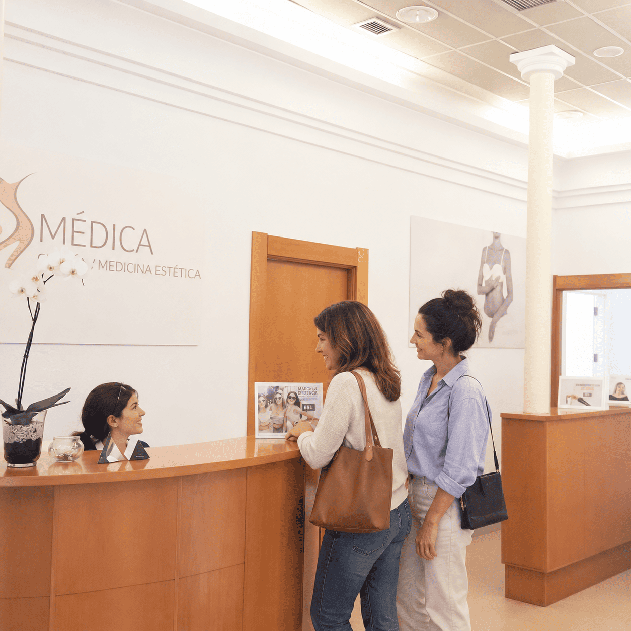 Profesional de medicina estética de Cosmédica Málaga durante una consulta